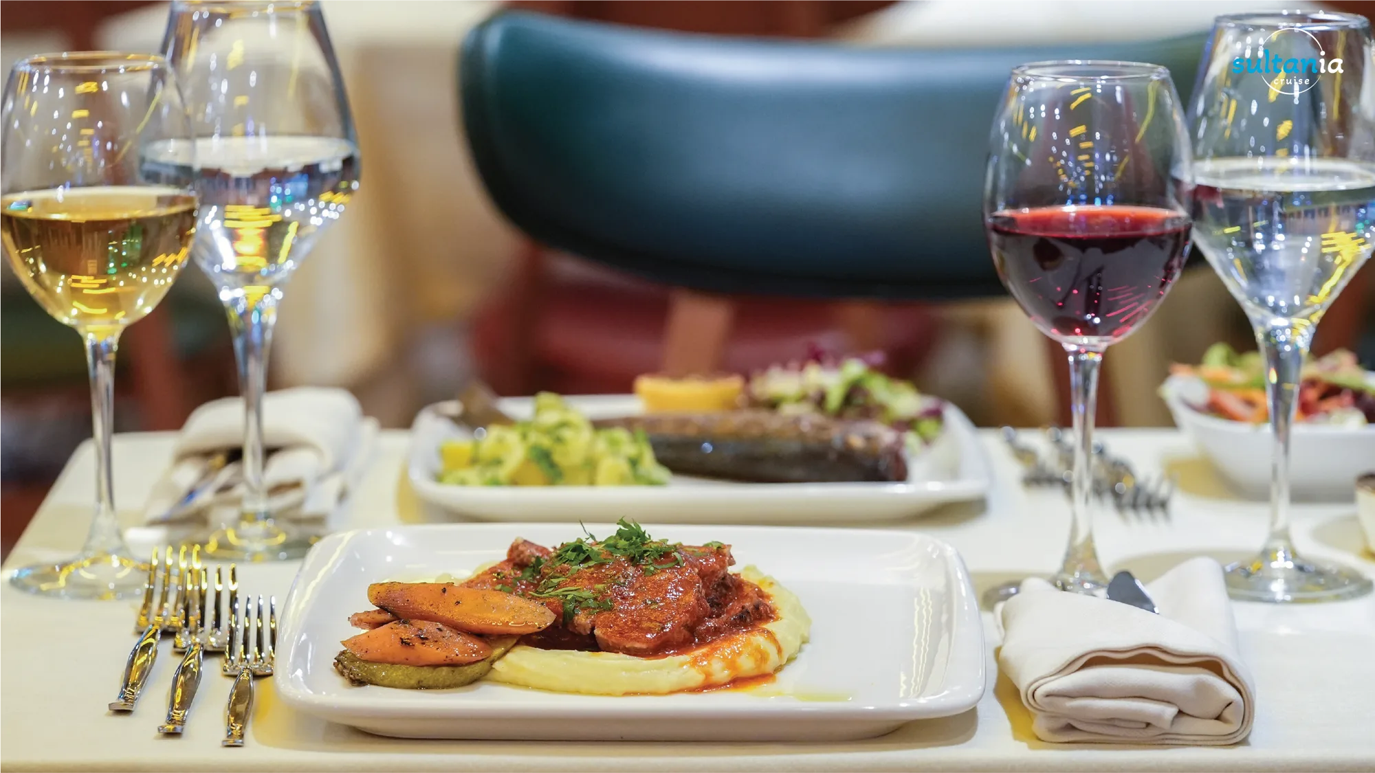 A Turkish köfte main course with mashed potato and vegetables on the dinner cruise